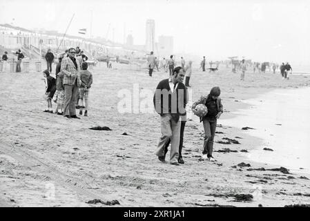 Zandvoort war mit kaltem Wetter beschäftigt, beschäftigt, Zandvoort, Zandvoort, 21-07-1979, Whizgle Dutch News: historische Bilder für die Zukunft. Erkunden Sie die Vergangenheit der Niederlande mit modernen Perspektiven durch Bilder von niederländischen Agenturen. Verbinden der Ereignisse von gestern mit den Erkenntnissen von morgen. Begeben Sie sich auf eine zeitlose Reise mit Geschichten, die unsere Zukunft prägen. Stockfoto