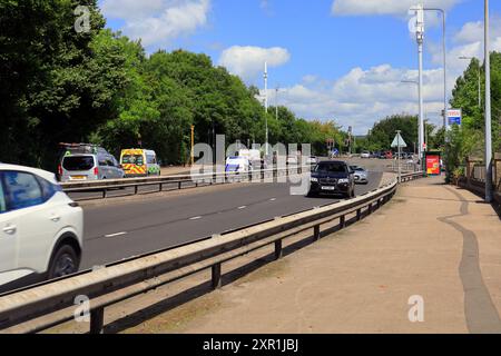 Verkehr auf der Western Avenue, Gabalfa, Cardiff, South Wales. A48. Vom August 2024 Stockfoto