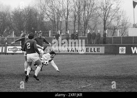 Football Match, 00-02-1972, Whizgle Dutch News: Historische Bilder für die Zukunft. Erkunden Sie die Vergangenheit der Niederlande mit modernen Perspektiven durch Bilder von niederländischen Agenturen. Verbinden der Ereignisse von gestern mit den Erkenntnissen von morgen. Begeben Sie sich auf eine zeitlose Reise mit Geschichten, die unsere Zukunft prägen. Stockfoto