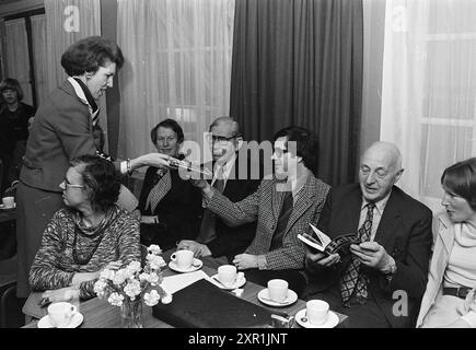 Präsentation des Buches 'Help we are developed' The Hague Nieuwspoort, Spectrum, 14-03-1978, Whizgle Dutch News: Historische Bilder zugeschnitten auf die Zukunft. Erkunden Sie die Vergangenheit der Niederlande mit modernen Perspektiven durch Bilder von niederländischen Agenturen. Verbinden der Ereignisse von gestern mit den Erkenntnissen von morgen. Begeben Sie sich auf eine zeitlose Reise mit Geschichten, die unsere Zukunft prägen. Stockfoto