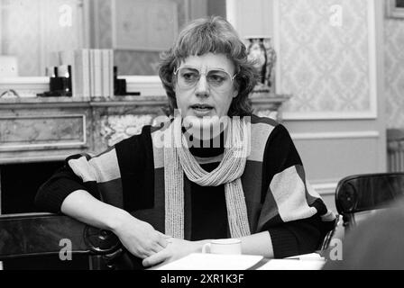 Frau de Boer Stellvertreterin NH, Provincial Executive, 28.-01-1988, Whizgle Dutch News: Historical Images Tailored for the Future. Erkunden Sie die Vergangenheit der Niederlande mit modernen Perspektiven durch Bilder von niederländischen Agenturen. Verbinden der Ereignisse von gestern mit den Erkenntnissen von morgen. Begeben Sie sich auf eine zeitlose Reise mit Geschichten, die unsere Zukunft prägen. Stockfoto