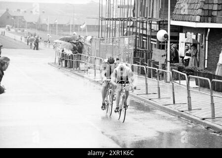 Finish North Holland Cycling Champion, Cycling, 23.05.1981, Whizgle Dutch News: Historical Images Tailored for the Future. Erkunden Sie die Vergangenheit der Niederlande mit modernen Perspektiven durch Bilder von niederländischen Agenturen. Verbinden der Ereignisse von gestern mit den Erkenntnissen von morgen. Begeben Sie sich auf eine zeitlose Reise mit Geschichten, die unsere Zukunft prägen. Stockfoto