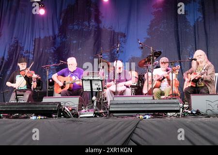 Williamscot, Großbritannien. August 2024. L-R Ric Sanders, Simon Nicol, Dave Mattacks, David Pegg und Chris Leslie von der britischen Folk-Band Fairport Convention treten live auf der Bühne des Cropredy Festivals auf. Quelle: SOPA Images Limited/Alamy Live News Stockfoto