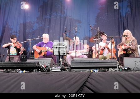 Williamscot, Großbritannien. August 2024. L-R Ric Sanders, Simon Nicol, Dave Mattacks, David Pegg und Chris Leslie von der britischen Folk-Band Fairport Convention treten live auf der Bühne des Cropredy Festivals auf. Quelle: SOPA Images Limited/Alamy Live News Stockfoto