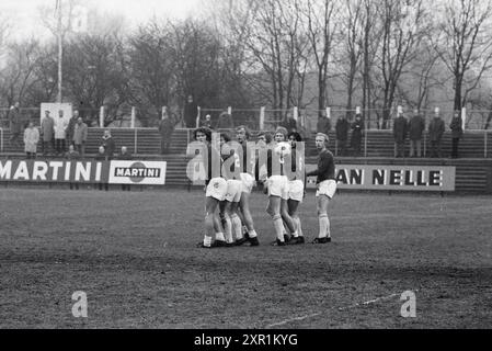 Football Match, 00-02-1972, Whizgle Dutch News: Historische Bilder für die Zukunft. Erkunden Sie die Vergangenheit der Niederlande mit modernen Perspektiven durch Bilder von niederländischen Agenturen. Verbinden der Ereignisse von gestern mit den Erkenntnissen von morgen. Begeben Sie sich auf eine zeitlose Reise mit Geschichten, die unsere Zukunft prägen. Stockfoto