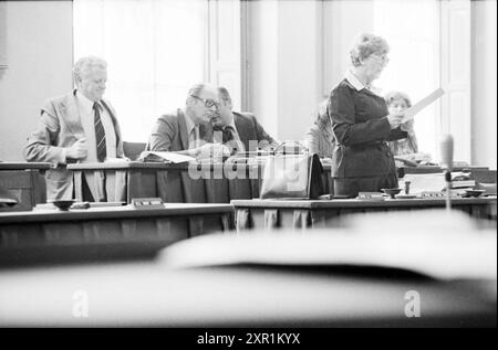 Debates in council Chamber (About Education), Haarlem Municipal Council, 08-11-1978, Whizgle Dutch News: Historical Images Tailored for the Future. Erkunden Sie die Vergangenheit der Niederlande mit modernen Perspektiven durch Bilder von niederländischen Agenturen. Verbinden der Ereignisse von gestern mit den Erkenntnissen von morgen. Begeben Sie sich auf eine zeitlose Reise mit Geschichten, die unsere Zukunft prägen. Stockfoto