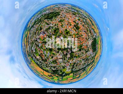 Luftbild, Ursulinengymnasium und Sporthalle, altes Schloss Werl Schlossruine des ehemaligen kurfürstlichen Stadtschlosses, Altstadt und Häuser mit roten Dächern, Erdkugel, Fisheye Aufnahme, Fischaugen Aufnahme, 360 Grad Aufnahme, winzige Welt, kleiner Planet, Fisheye Bild, Werl, Soester Börde, Nordrhein-Westfalen, Deutschland ACHTUNGxMINDESTHONORARx60xEURO *** Luftansicht, Ursulinengymnasium und Sporthalle, altes Schloss Werl Ruine des ehemaligen kurfürstlichen Stadtschlosses, Altstadt und Häuser mit roten Dächern, Globus, Fischaugenbild, Fischaugenbild, 360-Grad-Bild, winzige Welt, kleiner Planet, Fische Stockfoto