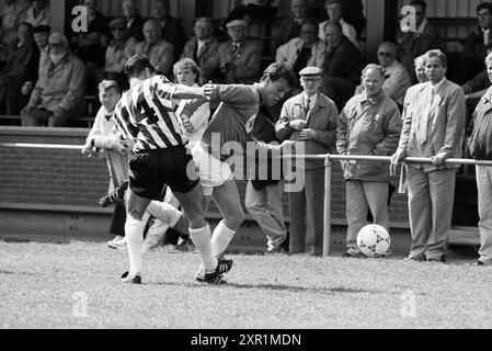 Football, Ripperda - Zilvermeeuwen, 02.05.1992, Whizgle Dutch News: Historische Bilder für die Zukunft. Erkunden Sie die Vergangenheit der Niederlande mit modernen Perspektiven durch Bilder von niederländischen Agenturen. Verbinden der Ereignisse von gestern mit den Erkenntnissen von morgen. Begeben Sie sich auf eine zeitlose Reise mit Geschichten, die unsere Zukunft prägen. Stockfoto