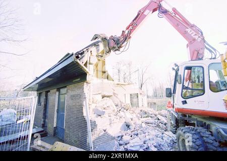 Demolition House v. Dalenlaan Santpoort, Santpoort, 27-01-2002, Whizgle Dutch News: Historische Bilder zugeschnitten auf die Zukunft. Erkunden Sie die Vergangenheit der Niederlande mit modernen Perspektiven durch Bilder von niederländischen Agenturen. Verbinden der Ereignisse von gestern mit den Erkenntnissen von morgen. Begeben Sie sich auf eine zeitlose Reise mit Geschichten, die unsere Zukunft prägen. Stockfoto