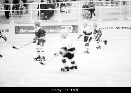 Eröffnung von Eishockeyhalle, Zoetermeer, Eis, Eislaufbahn, Eishockey, Zoetermeer, 27. 11. 1982, Whizgle Dutch News: Historical Images Tailored for the Future. Erkunden Sie die Vergangenheit der Niederlande mit modernen Perspektiven durch Bilder von niederländischen Agenturen. Verbinden der Ereignisse von gestern mit den Erkenntnissen von morgen. Begeben Sie sich auf eine zeitlose Reise mit Geschichten, die unsere Zukunft prägen. Stockfoto