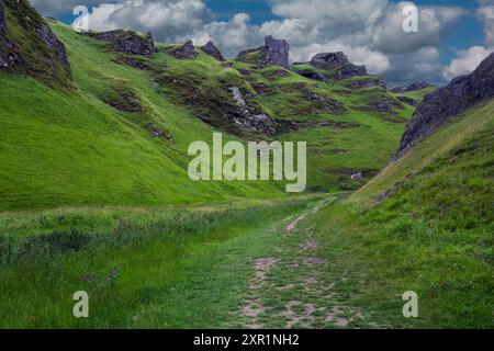 Der Winnats Pass ist eine Kalksteinschlucht im Peak District von Derbyshire. Er entspringt aus dem Hope Valley südlich des Mam Tor. Stockfoto