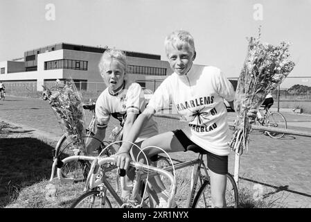 Mückenrunde: Spaarnwoude + Umgebung (zweiter Tag), Radfahren, Spaarnwoude, 27-07-1981, Whizgle Dutch News: Historische Bilder zugeschnitten auf die Zukunft. Erkunden Sie die Vergangenheit der Niederlande mit modernen Perspektiven durch Bilder von niederländischen Agenturen. Verbinden der Ereignisse von gestern mit den Erkenntnissen von morgen. Begeben Sie sich auf eine zeitlose Reise mit Geschichten, die unsere Zukunft prägen. Stockfoto