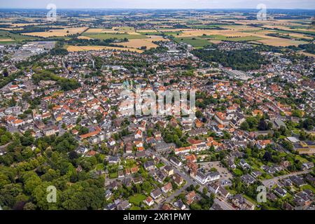 Luftbild, Übersicht Altstadt mit Wallfahrtsbasilika Mariä Heimsuchung und Kath. Kirche St. Walburga, Häuser mit roten Dächern, Werl, Soester Börde, Nordrhein-Westfalen, Deutschland ACHTUNGxMINDESTHONORARx60xEURO *** Luftaufnahme, Übersicht Altstadt mit Wallfahrtsbasilika Mariä Heimsuchung und katholischer Kirche St. Walburga, Häuser mit roten Dächern, Werl, Soester Börde, Nordrhein-Westfalen, Deutschland ACHTUNGxMINDINDINDESTHONORARx60xEURO Stockfoto