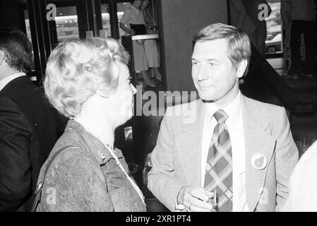 S/W und Color Euro Drugstore Day Utrecht (Komma), Meetings, Utrecht, 11-06-1979, Whizgle Dutch News: Historische Bilder zugeschnitten auf die Zukunft. Erkunden Sie die Vergangenheit der Niederlande mit modernen Perspektiven durch Bilder von niederländischen Agenturen. Verbinden der Ereignisse von gestern mit den Erkenntnissen von morgen. Begeben Sie sich auf eine zeitlose Reise mit Geschichten, die unsere Zukunft prägen. Stockfoto