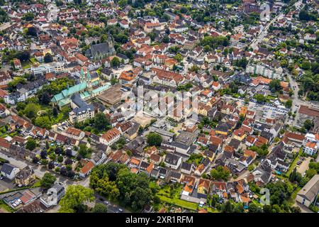 Luftbild, Übersicht Altstadt mit Wallfahrtsbasilika Mariä Heimsuchung und Kath. Kirche St. Walburga, Häuser mit roten Dächern, Werl, Soester Börde, Nordrhein-Westfalen, Deutschland ACHTUNGxMINDESTHONORARx60xEURO *** Luftaufnahme, Übersicht Altstadt mit Wallfahrtsbasilika Mariä Heimsuchung und katholischer Kirche St. Walburga, Häuser mit roten Dächern, Werl, Soester Börde, Nordrhein-Westfalen, Deutschland ACHTUNGxMINDINDINDESTHONORARx60xEURO Stockfoto