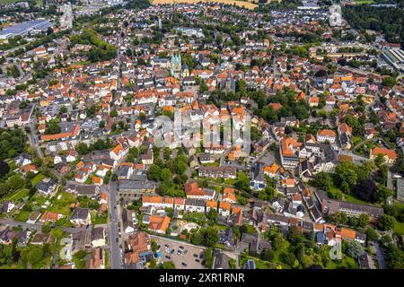 Luftbild, Übersicht Altstadt mit Wallfahrtsbasilika Mariä Heimsuchung und Kath. Kirche St. Walburga, Häuser mit roten Dächern, Werl, Soester Börde, Nordrhein-Westfalen, Deutschland ACHTUNGxMINDESTHONORARx60xEURO *** Luftaufnahme, Übersicht Altstadt mit Wallfahrtsbasilika Mariä Heimsuchung und katholischer Kirche St. Walburga, Häuser mit roten Dächern, Werl, Soester Börde, Nordrhein-Westfalen, Deutschland ACHTUNGxMINDINDINDESTHONORARx60xEURO Stockfoto