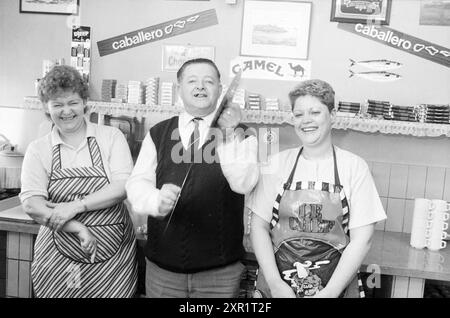 Kantinenmanager macht Musik für Vishal IJmuiden, Vishal Haarlem und Ijmuiden, IJmuiden, Niederlande, 12-05-1988, Whizgle Dutch News: Historical Images Tailored for the Future. Erkunden Sie die Vergangenheit der Niederlande mit modernen Perspektiven durch Bilder von niederländischen Agenturen. Verbinden der Ereignisse von gestern mit den Erkenntnissen von morgen. Begeben Sie sich auf eine zeitlose Reise mit Geschichten, die unsere Zukunft prägen. Stockfoto