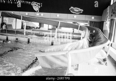 Schwimmbad mit Wasserrutsche, 06-09-1983, Whizgle Dutch News: Historische Bilder für die Zukunft. Erkunden Sie die Vergangenheit der Niederlande mit modernen Perspektiven durch Bilder von niederländischen Agenturen. Verbinden der Ereignisse von gestern mit den Erkenntnissen von morgen. Begeben Sie sich auf eine zeitlose Reise mit Geschichten, die unsere Zukunft prägen. Stockfoto