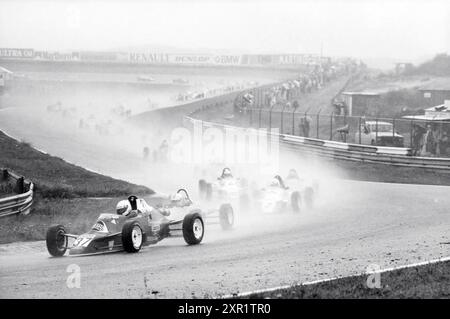 Autorennen Formel Ford 1600 Rennstrecke Zandvoort, Zandvoort, 00-09-1987, Whizgle Dutch News: Historische Bilder zugeschnitten auf die Zukunft. Erkunden Sie die Vergangenheit der Niederlande mit modernen Perspektiven durch Bilder von niederländischen Agenturen. Verbinden der Ereignisse von gestern mit den Erkenntnissen von morgen. Begeben Sie sich auf eine zeitlose Reise mit Geschichten, die unsere Zukunft prägen. Stockfoto