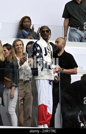 Paris, Frankreich. August 2024. US' Snoop Dogg Bild auf den Tribünen bei der Leichtathletik-Veranstaltung bei den Olympischen Spielen 2024 in Paris, Frankreich, am Donnerstag, den 08. August 2024. Die Spiele der XXXIII. Olympiade finden vom 26. Juli bis 11. August in Paris statt. Die belgische Delegation zählt 165 Athleten, die in 21 Sportarten antreten. BELGA FOTO DIRK WAEM Credit: Belga News Agency/Alamy Live News Stockfoto