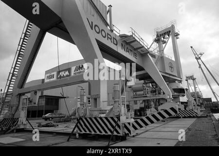 Dutch Crane Construction Company NKM Figee, Haarlem, Niederlande, Whizgle Dutch News: Historische Bilder für die Zukunft. Erkunden Sie die Vergangenheit der Niederlande mit modernen Perspektiven durch Bilder von niederländischen Agenturen. Verbinden der Ereignisse von gestern mit den Erkenntnissen von morgen. Begeben Sie sich auf eine zeitlose Reise mit Geschichten, die unsere Zukunft prägen. Stockfoto