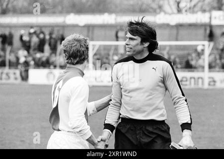 Fußballspiel Haarlem-Ajax, Ende des Spiels, 16-04-1979, Whizgle Dutch News: Historische Bilder zugeschnitten auf die Zukunft. Erkunden Sie die Vergangenheit der Niederlande mit modernen Perspektiven durch Bilder von niederländischen Agenturen. Verbinden der Ereignisse von gestern mit den Erkenntnissen von morgen. Begeben Sie sich auf eine zeitlose Reise mit Geschichten, die unsere Zukunft prägen. Stockfoto