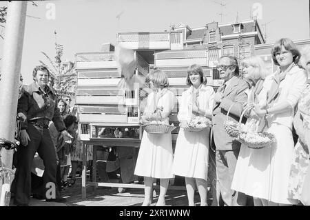 Eröffnung des NZH-Bahnhofs Haarlem, Noord Zuid Hollandse Vervoersmaatschappij N.V., NZ, Eröffnung, Eröffnung, Inbetriebnahme, 11-06-1977, Whizgle Dutch News: Historical Images Tailored for the Future. Erkunden Sie die Vergangenheit der Niederlande mit modernen Perspektiven durch Bilder von niederländischen Agenturen. Verbinden der Ereignisse von gestern mit den Erkenntnissen von morgen. Begeben Sie sich auf eine zeitlose Reise mit Geschichten, die unsere Zukunft prägen. Stockfoto