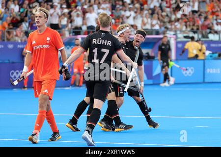 Colombes, Frankreich. August 2024. Olympia, Paris 2024, Hockey, Herren, Finale, Niederlande – Deutschland, der Deutsche Thies Prinz (2. von links) feiert sein Ziel, es 1:1 zu erreichen. Quelle: Rolf Vennenbernd/dpa/Alamy Live News Stockfoto