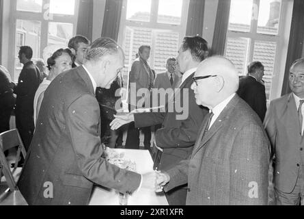 HR. Jubiläum und Empfang Kalf, Haarlems Dagblad, etc. Und IJmuider Courant and Koeri, 15-09-1970, Whizgle Dutch News: Historical Images Tailored for the Future. Erkunden Sie die Vergangenheit der Niederlande mit modernen Perspektiven durch Bilder von niederländischen Agenturen. Verbinden der Ereignisse von gestern mit den Erkenntnissen von morgen. Begeben Sie sich auf eine zeitlose Reise mit Geschichten, die unsere Zukunft prägen. Stockfoto