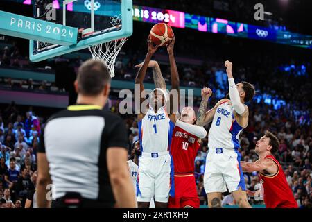 PARIS, FRANKREICH. August 2024. Frank Ntilikina vom Team France in Aktion während des Halbfinalspiels der Männer zwischen Frankreich und Deutschland am 13. Tag der Olympischen Spiele Paris 2024 in der Bercy Arena in Paris. Quelle: Craig Mercer/Alamy Live News Stockfoto