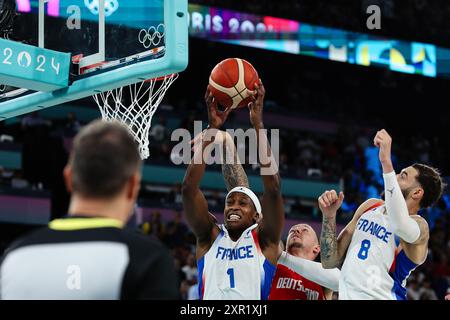 PARIS, FRANKREICH. August 2024. Frank Ntilikina vom Team France in Aktion während des Halbfinalspiels der Männer zwischen Frankreich und Deutschland am 13. Tag der Olympischen Spiele Paris 2024 in der Bercy Arena in Paris. Quelle: Craig Mercer/Alamy Live News Stockfoto