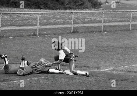 Softball, Pioneers - HVV, 08-06-1991, Whizgle Dutch News: Historische Bilder für die Zukunft. Erkunden Sie die Vergangenheit der Niederlande mit modernen Perspektiven durch Bilder von niederländischen Agenturen. Verbinden der Ereignisse von gestern mit den Erkenntnissen von morgen. Begeben Sie sich auf eine zeitlose Reise mit Geschichten, die unsere Zukunft prägen. Stockfoto