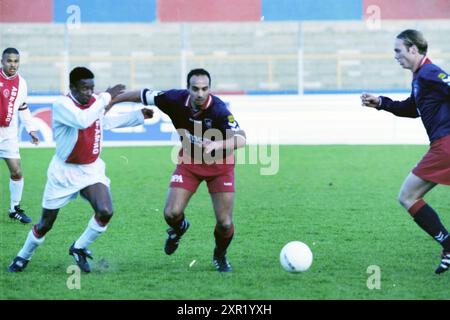 Fußballspiel Haarlem - Ajax, Haarlem, Jan Gijzenkade, Niederlande, 01-12-1999, Whizgle Dutch News: historische Bilder für die Zukunft. Erkunden Sie die Vergangenheit der Niederlande mit modernen Perspektiven durch Bilder von niederländischen Agenturen. Verbinden der Ereignisse von gestern mit den Erkenntnissen von morgen. Begeben Sie sich auf eine zeitlose Reise mit Geschichten, die unsere Zukunft prägen. Stockfoto