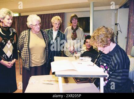 Demo Mouth Painting, Velserbroek, 18-02-1997, Whizgle Dutch News: Historical Images Tailored for the Future. Erkunden Sie die Vergangenheit der Niederlande mit modernen Perspektiven durch Bilder von niederländischen Agenturen. Verbinden der Ereignisse von gestern mit den Erkenntnissen von morgen. Begeben Sie sich auf eine zeitlose Reise mit Geschichten, die unsere Zukunft prägen. Stockfoto