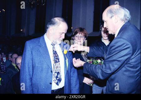 Präsentation der Pin for Haarlem Promotion an Judo-Trainer Cor van der Geest, Haarlem, Niederlande, 08-03-1999, Whizgle Dutch News: Historische Bilder zugeschnitten auf die Zukunft. Erkunden Sie die Vergangenheit der Niederlande mit modernen Perspektiven durch Bilder von niederländischen Agenturen. Verbinden der Ereignisse von gestern mit den Erkenntnissen von morgen. Begeben Sie sich auf eine zeitlose Reise mit Geschichten, die unsere Zukunft prägen. Stockfoto