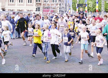 TROS Walk, 28.09.2002, Whizgle Dutch News: Historical Images Tailored for the Future. Erkunden Sie die Vergangenheit der Niederlande mit modernen Perspektiven durch Bilder von niederländischen Agenturen. Verbinden der Ereignisse von gestern mit den Erkenntnissen von morgen. Begeben Sie sich auf eine zeitlose Reise mit Geschichten, die unsere Zukunft prägen. Stockfoto