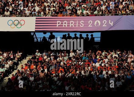 Paris, Frankreich. August 2024. Zuschauer werden während der Leichtathletik bei den Olympischen Spielen 2024 in Paris, Frankreich, am 8. August 2024 gesehen. Quelle: Li Gang/Xinhua/Alamy Live News Stockfoto