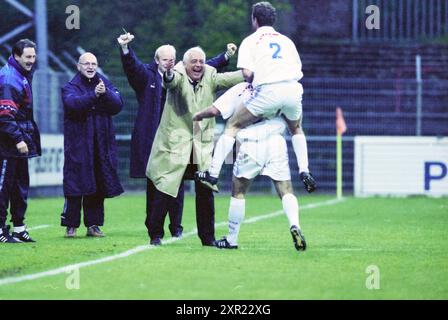 Football, Telstar - Top Oss, 05.04.2001, Whizgle Dutch News: Historical Images Tailored for the Future. Erkunden Sie die Vergangenheit der Niederlande mit modernen Perspektiven durch Bilder von niederländischen Agenturen. Verbinden der Ereignisse von gestern mit den Erkenntnissen von morgen. Begeben Sie sich auf eine zeitlose Reise mit Geschichten, die unsere Zukunft prägen. Stockfoto