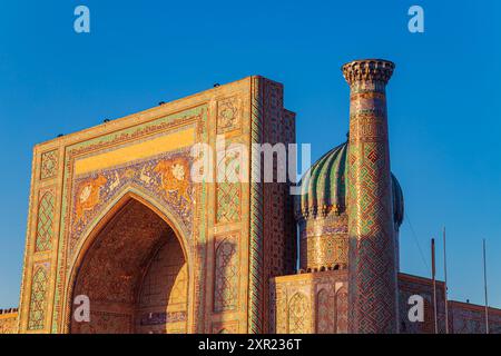 Sherdor Madrassah auf dem Registan-Platz bei Sonnenuntergang. Samarkand, Usbekistan - 20. Juli 2024. Stockfoto