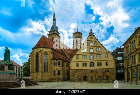 Die Stiftskirche Stuttgart mit dem Schiller-Denkmal auf dem Schiller-Platz. Baden-Württemberg, Deutschland Stockfoto