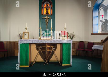 Ein HDR-Innenbild des bootförmigen Altars in der katholischen Kirche St. Michael auf Eriskay in den Äußeren Hebriden, Schottland. 30. Juli 2024 Stockfoto