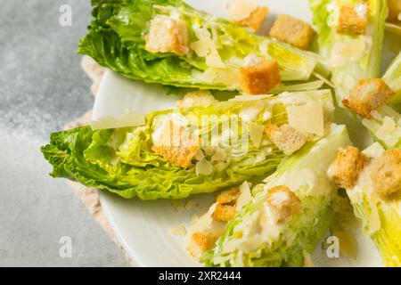 Gesunde Caesar Salat Speer Vorspeise mit Dressing und Croutons Stockfoto