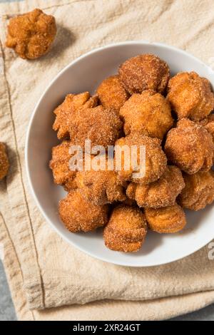 Süße hausgemachte Churro Donut Bites mit Zimt und Zucker Stockfoto