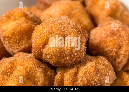 Süße hausgemachte Churro Donut Bites mit Zimt und Zucker Stockfoto