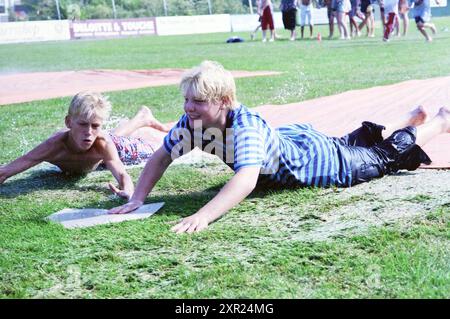 Übungsfolien, Kinheim Youth, 18-08-1998, Whizgle Dutch News: Historical Images Tailored for the Future. Erkunden Sie die Vergangenheit der Niederlande mit modernen Perspektiven durch Bilder von niederländischen Agenturen. Verbinden der Ereignisse von gestern mit den Erkenntnissen von morgen. Begeben Sie sich auf eine zeitlose Reise mit Geschichten, die unsere Zukunft prägen. Stockfoto