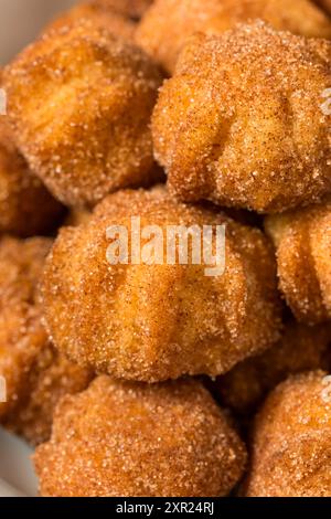 Süße hausgemachte Churro Donut Bites mit Zimt und Zucker Stockfoto