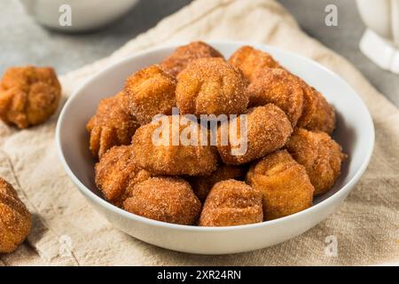 Süße hausgemachte Churro Donut Bites mit Zimt und Zucker Stockfoto