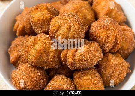 Süße hausgemachte Churro Donut Bites mit Zimt und Zucker Stockfoto