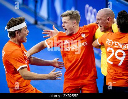 PARIS: Die niederländischen Hockeyspieler Derck de Vilder, Koen Bijen und Pirmin Blaak feiern, nachdem sie das Finale gegen Deutschland bei den Olympischen Spielen gewonnen haben. ANP REMKO DE WAAL Stockfoto