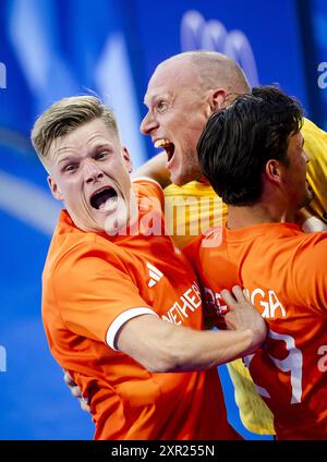 PARIS: Die niederländischen Hockeyspieler Derck de Vilder und Pirmin Blaak feiern, nachdem sie das Finale gegen Deutschland bei den Olympischen Spielen gewonnen haben. ANP REMKO DE WAAL Stockfoto